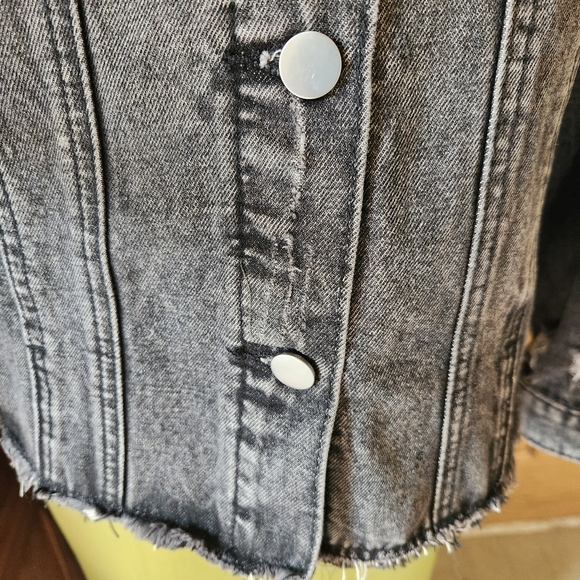 BOUTIQUE STYLE Fitted Distressed Jean Jacket Size Small - Picture 4 of 11
